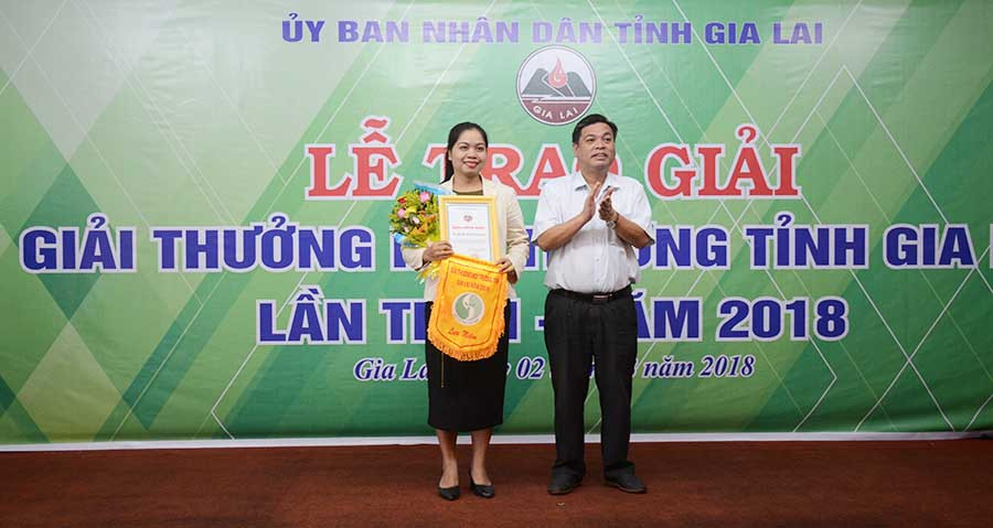 Phó Chủ tịch UBND tỉnh Kpă Thuyên trao giải A cho Hội Liên hiệp Phụ nữ tỉnh. Ảnh: V.H Phó Chủ tịch UBND tỉnh Kpă Thuyên trao giải A cho Hội Liên hiệp Phụ nữ tỉnh. Ảnh: V.H