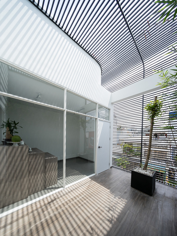 Nơi đây, mật độ giao thông đúc. Để ngăn chặn bụi và nắng cho ngôi nhà, các kiến trúc sư Đoàn Sĩ Nguyên, Lê Đình Mạnh, Trần Văn Nam, Nguyễn Hiền Triển (Sawadeesign) đã thiết kế một hệ lam ngang cho mặt đứng. Nơi đây, mật độ giao thông đúc. Để ngăn chặn bụi và nắng cho ngôi nhà, các kiến trúc sư Đoàn Sĩ Nguyên, Lê Đình Mạnh, Trần Văn Nam, Nguyễn Hiền Triển (Sawadeesign) đã thiết kế một hệ lam ngang cho mặt đứng.