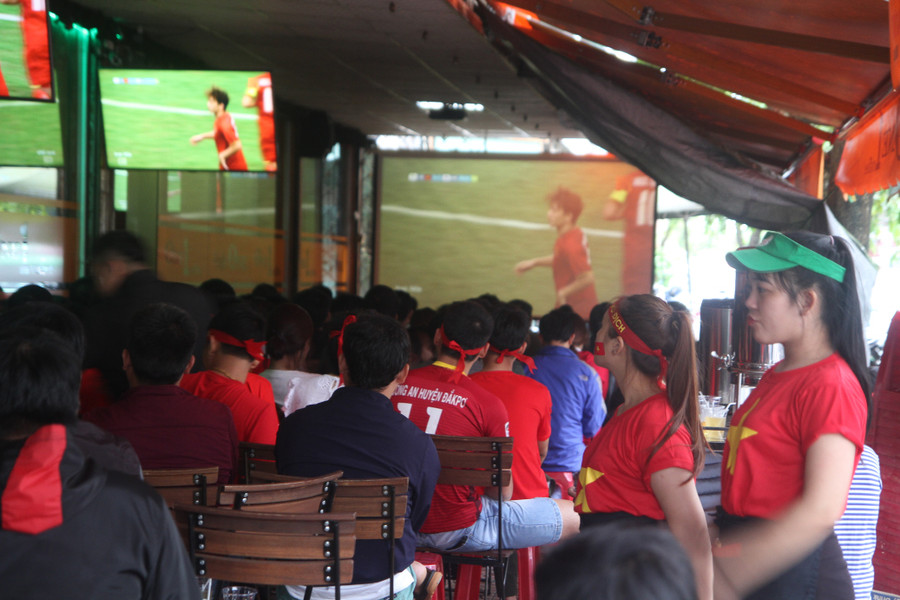 Các quán cà phê đều rơi vào tình trạng quá tải. 