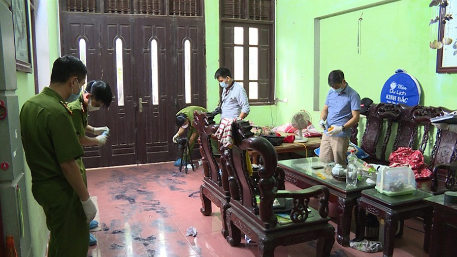 Lực lượng chức năng khám nghiệm hiện trường vụ án. Lực lượng chức năng khám nghiệm hiện trường vụ án.