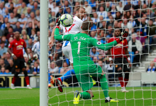  Bàn thắng mở tỷ số của Glenn Murray vào lưới Man Utd. Ảnh: Reuters.