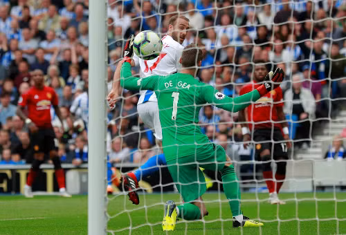  Bàn thắng mở tỷ số của Glenn Murray vào lưới Man Utd. Ảnh: Reuters.