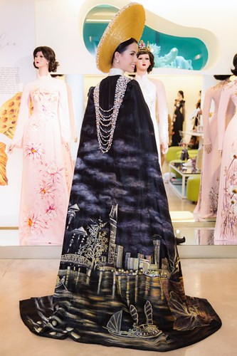 Bộ trang phục áo dài giúp Phan Thị Mơ toát lên vẻ kiêu sa, đài các.