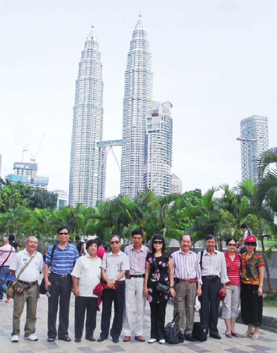  Các nhà văn Việt Nam trước Tháp đôi Malaysia. Ảnh: V.C.H