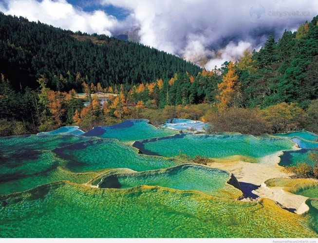 Khu bảo tồn thiên nhiên Hoàng Long, Trung Quốc là một thung lũng dài hai dặm ẩn bên trong tỉnh Tứ Xuyên. Khu vực này có tới 3.400 ao màu sắc rực rỡ, cộng với hàng ngàn loài thực vật không tìm thấy ở nơi nào khác.