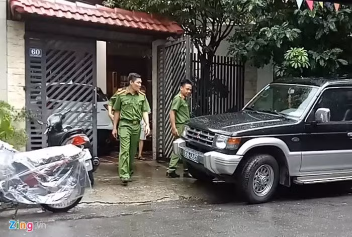  Công ty CP Du lịch Đà Nẵng (Danatour), số 60 đường Châu Thuận Văn (quận Hải Châu, Đà Nẵng) được cho là có liên quan đến việc mua bán, chuyển nhượng nhiều nhà đất công sản ở Đà Nẵng cho Phan Văn Anh Vũ (Vũ 