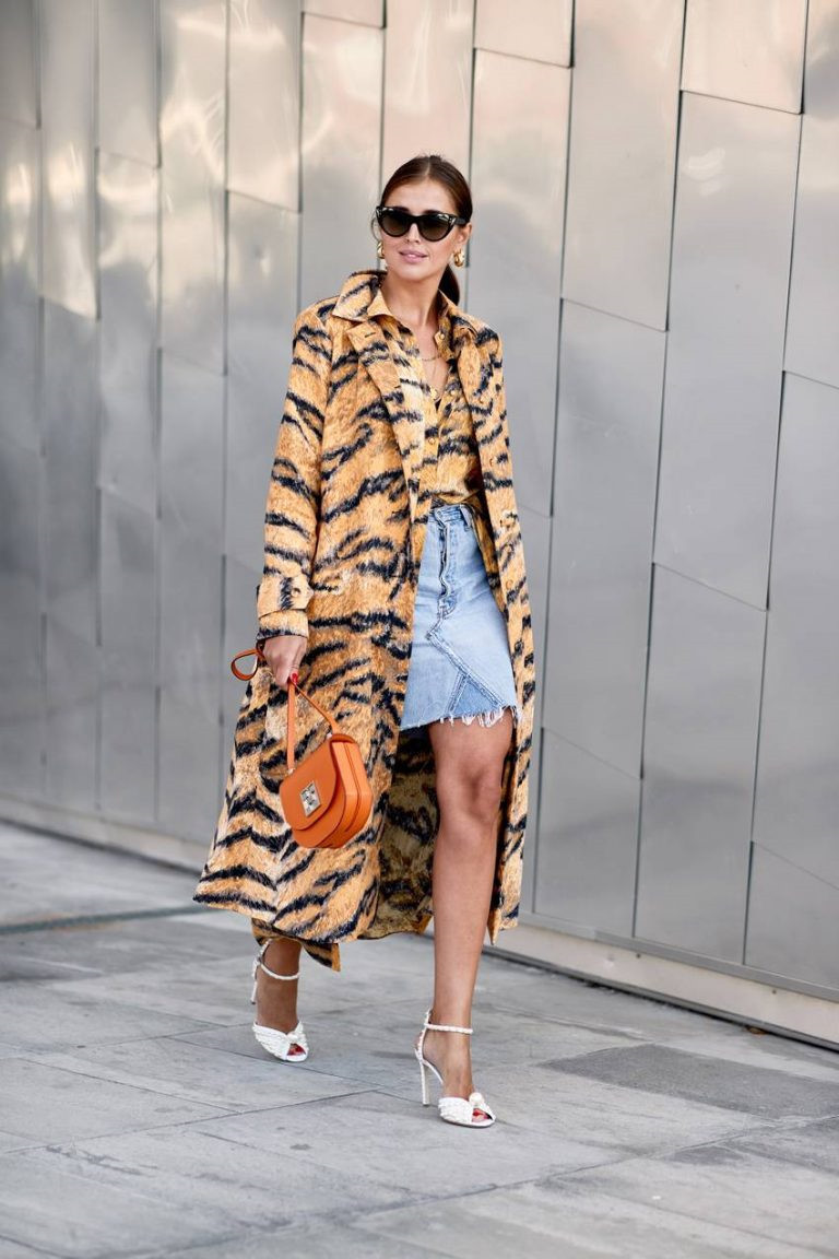  Ngoài những chiếc áo khoác da báo kinh điển, trong mùa mốt thu đông 2018, họa tiết da của các loài động vật khác cũng lên ngôi trong đó có da trăn, da hổ... Những set đồ quá nhiều họa tiết, các cô gái nên biết cách tiết chế màu sắc trên trang phục và phụ kiện đi kèm. 