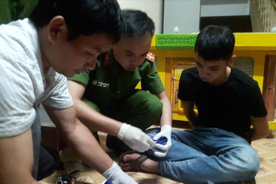 Cơ quan điều tra kiểm đếm số ma túy được phát hiện. Ảnh: HT.