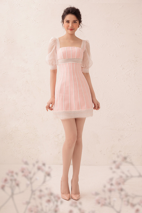 Chất liệu ren vốn đã trở thành thương hiệu trong thiết kế của Đỗ Long. Lần này, anh kết hợp những chất liệu có độ mỏng, dày khác nhau để tôn lên vẻ nữ tính cho người mặc.