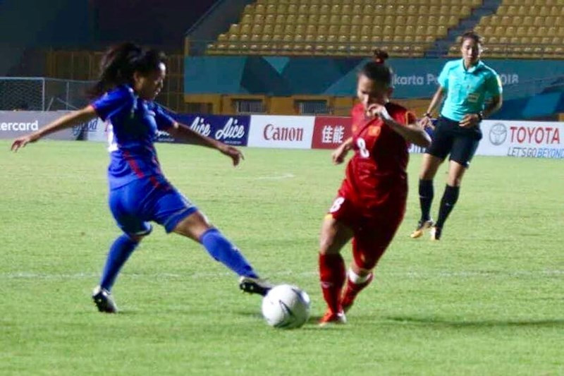 Hai đội thi đấu giằng co trong hiệp 1. ẢNH: QUỐC VIỆT.