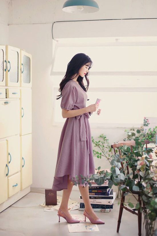 Mốt váy thịnh hành thường được các fashionista châu Á kết hợp cùng các kiểu giày đế thấp, sandal quai mảnh và túi xách tay cỡ trung.