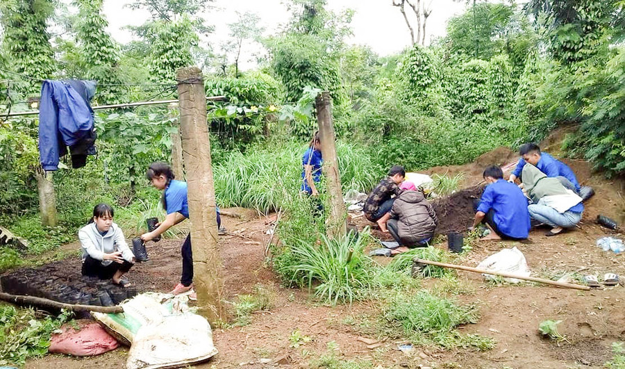 ĐVTN xã Ia Bă tổ chức ươm 200 bầu bơ giống để tặng cho các gia đình của ĐVTN có hoàn cảnh khó khăn. Ảnh: Trần Dung