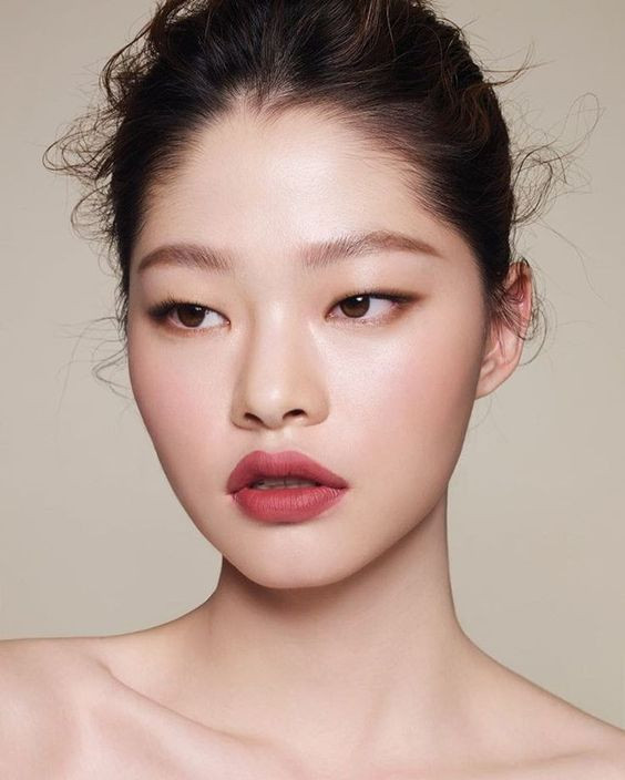 Những cô gái yêu thích vẻ đẹp tự nhiên không thể bỏ qua màu nude nhẹ nhàng như cánh hoa đào. Sắc màu tươi tắn không đòi hỏi gương mặt được make up quá cầu kỳ, bạn gái chỉ cần một lớp son trên môi đã đủ ngọt ngào, nữ tính trong mùa thu này. 