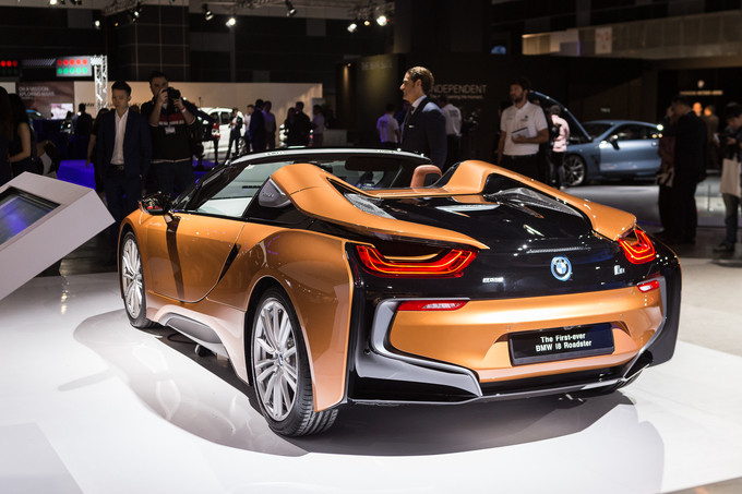 i8 Roadster trang bị động cơ 1.5, tăng áp kết hợp cùng động cơ điện trên bánh trước cho công suất tổng 369 mã lực và mô-men xoắn 570 Nm, tăng tốc 0-100 km/h trong 4,6 giây. Tại Mỹ, i8 Roadster có giá khoảng 164.000 USD.