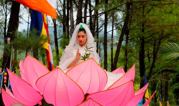 Một nữ phật tử hóa thân thành Quán Thế Âm Bồ Tát tại lễ hội.