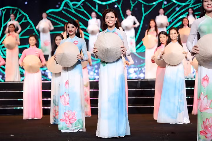  Những cô gái 18, đôi mươi trẻ trung, tràn đầy sức sống đã mang đến hình ảnh phụ nữ Việt Nam hiện đại.