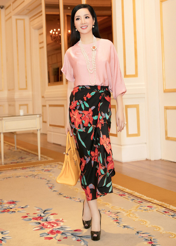 Hoa hậu đền Hùng Giáng My lăng-xê thiết kế hot nhất mùa thời trang xuân hè năm nay của Đỗ Mạnh Cường với chất liệu lụa mềm mại. Phần chân váy bất đối xứng xẻ tà được biến tấu cùng họa tiết hoa ly nhã nhặn.