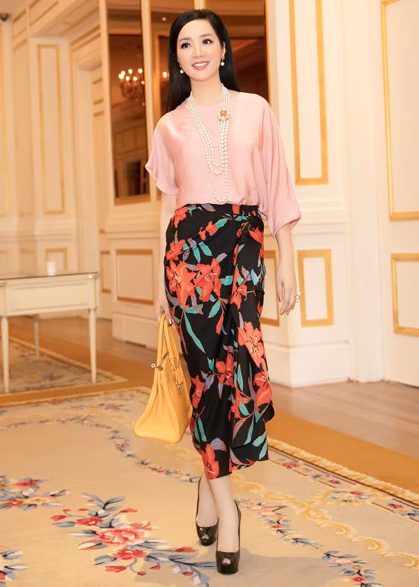 Hoa hậu đền Hùng Giáng My lăng-xê thiết kế hot nhất mùa thời trang xuân hè năm nay của Đỗ Mạnh Cường với chất liệu lụa mềm mại. Phần chân váy bất đối xứng xẻ tà được biến tấu cùng họa tiết hoa ly nhã nhặn.