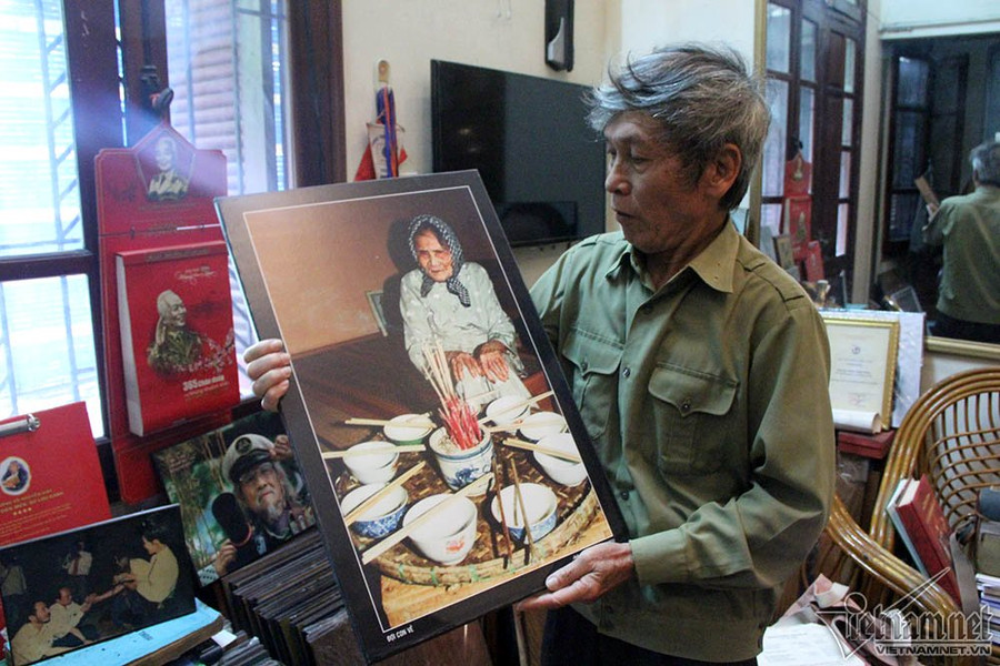 Đại tá, nhà báo Trần Hồng cùng tác phẩm mẹ Thứ bên mâm cơm