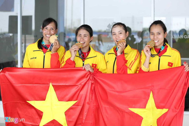 Đội tuyển rowing nhận thưởng nóng sau khi giành HCV tại ASIAD 2018. Ảnh: Hoàng Minh.