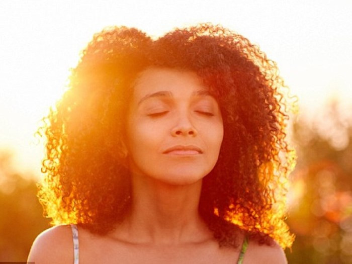 Tiếp xúc ánh sáng mặt trời có thể giúp con người vui hơn - Ảnh: Shutterstock