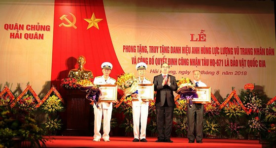 Thừa ủy quyền của Chủ tịch nước, đồng chí Nguyễn Thiện Nhân trao Danh hiệu Anh hùng LLVTND cho đồng chí Nguyễn Hữu Phước, Phạm Xuân Sanh và thân nhân liệt sĩ Đồng Quốc Bình tại buổi lễ. Ảnh: HQ Thừa ủy quyền của Chủ tịch nước, đồng chí Nguyễn Thiện Nhân trao Danh hiệu Anh hùng LLVTND cho đồng chí Nguyễn Hữu Phước, Phạm Xuân Sanh và thân nhân liệt sĩ Đồng Quốc Bình tại buổi lễ. Ảnh: HQ