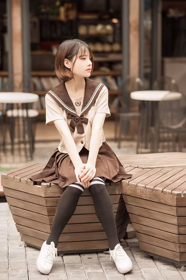  Tuyết chia sẻ: “Năm nay khối kiến thức trên trường cùng nhiều hơn, độ khó cũng tăng lên. Nên em đang tập trung hầu hết thời gian cho việc học của mình. Theo em thấy hiện nay có rất nhiều bạn trẻ chạy theo điểm số quá nhiều dẫn đến áp lực, thất vọng. Đúng là việc giành được điểm cao sẽ giúp có tấm bằng đẹp khi ra trường, nhưng đó không phải là tất cả. Quan trọng là năng lực và các kỹ năng, vì bằng cấp chỉ là một khía cạnh chứ nó không khẳng định tất cả”.