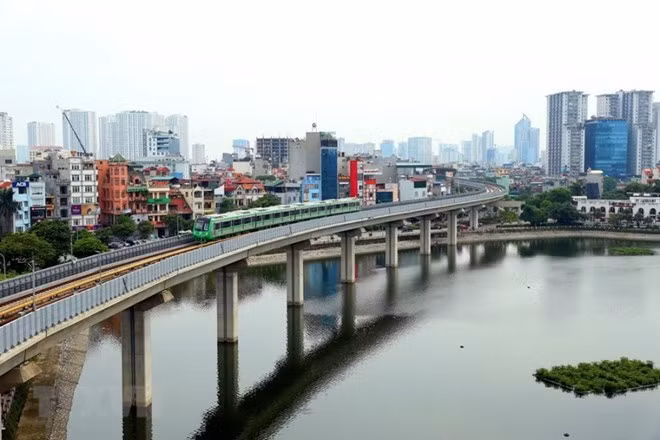 Đoàn tàu Cát Linh-Hà Đông chạy thử qua đoạn hồ Hoàng Cầu. (Ảnh: Huy Hùng/TTXVN)