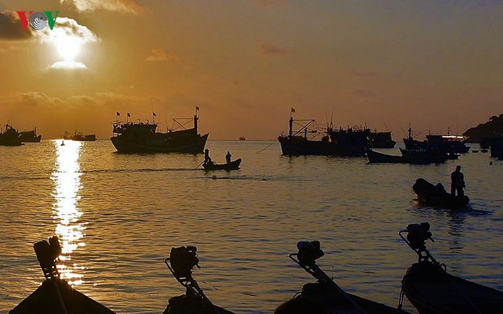 Cuộc sống người dân nơi đây vẫn sôi động cho đến khi chiều tối.