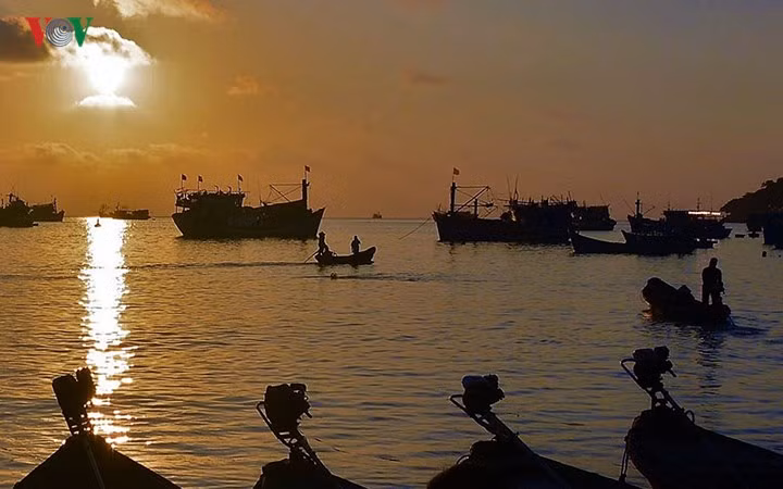 Cuộc sống người dân nơi đây vẫn sôi động cho đến khi chiều tối.