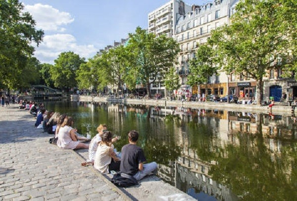 Canal St Martin chắc chắn là một trong những nơi thời thượng nhất để ghé thăm khi bạn ở Paris trong những tháng mùa hè (từ tháng 6 đến tháng 8). Canal St Martin chắc chắn là một trong những nơi thời thượng nhất để ghé thăm khi bạn ở Paris trong những tháng mùa hè (từ tháng 6 đến tháng 8).