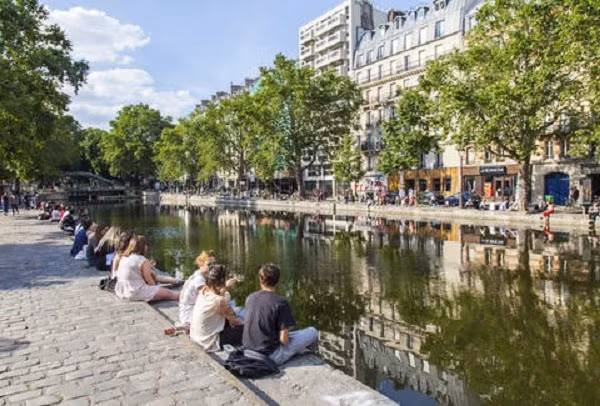  Canal St Martin chắc chắn là một trong những nơi thời thượng nhất để ghé thăm khi bạn ở Paris trong những tháng mùa hè (từ tháng 6 đến tháng 8).