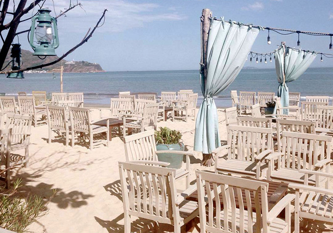 Surf bar là một trong những quán bar ngay bên bãi biển đầu tiên tại Việt Nam. Ảnh: FB Surfbar Surf bar là một trong những quán bar ngay bên bãi biển đầu tiên tại Việt Nam. Ảnh: FB Surfbar