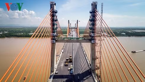 Cầu Bạch Đằng trên tuyến cao tốc Hạ Long - Hải Phòng, một trong những cây cầu lớn nhất cả nước và đứng thứ 3 trong số 7 cây cầu dây văng có nhiều nhịp nhất thế giới, thi công phức tạp nhất sắp được chính thức đưa vào sử dụng.