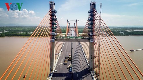 Cầu Bạch Đằng trên tuyến cao tốc Hạ Long - Hải Phòng, một trong những cây cầu lớn nhất cả nước và đứng thứ 3 trong số 7 cây cầu dây văng có nhiều nhịp nhất thế giới, thi công phức tạp nhất sắp được chính thức đưa vào sử dụng. Cầu Bạch Đằng trên tuyến cao tốc Hạ Long - Hải Phòng, một trong những cây cầu lớn nhất cả nước và đứng thứ 3 trong số 7 cây cầu dây văng có nhiều nhịp nhất thế giới, thi công phức tạp nhất sắp được chính thức đưa vào sử dụng.