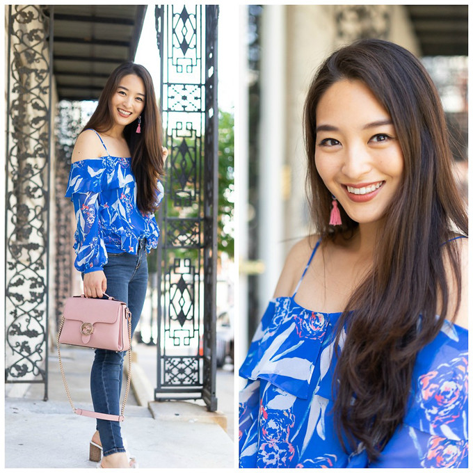Áo hai dây sắc xanh dương dậm được trang trí thêm họa tiết hoa cỏ muôn màu. Phối cùng kiểu áo sexy là jeans cổ điển, sandal, túi xách đồng màu.