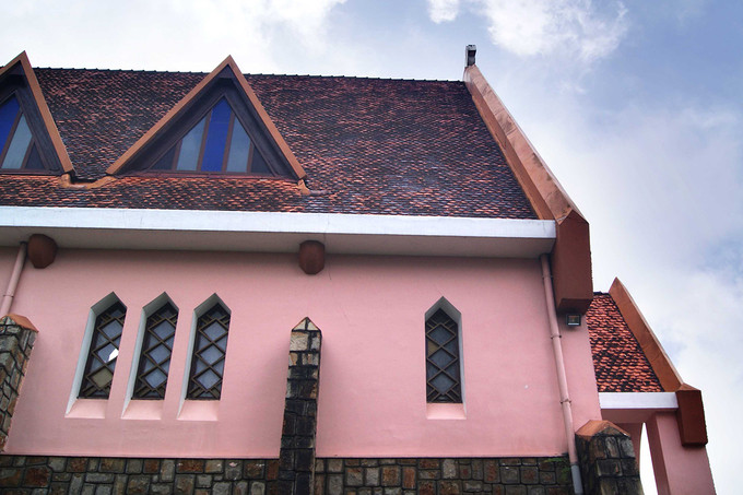 Khởi công vào những năm 1940 đến năm 1944, công trình được hoàn thành nhờ số tiền do bà Suzanne Humbert, phu nhân toàn quyền Đông Dương Jean Decoux đứng ra quyên góp từ giáo dân.