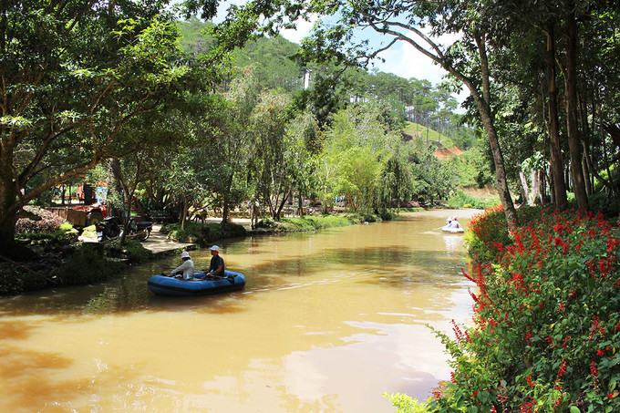 Tên thác Prenn vốn bắt nguồn từ tiếng K’Ho, ban đầu là “Prềnh” - nghĩa là “cà đắng”. Theo thời gian, người dân trong vùng đọc chệch thành “Prenn”. Ngày nay, ở khu vực thượng nguồn của thác, dọc hai bên bờ suối vẫn còn rất nhiều cây cà đắng mọc hoang. Loại cà này có trái nhỏ và tròn như cà pháo nhưng vỏ xanh, điểm nhiều chấm trắng, khi chín có màu vàng. Thác còn có tên gọi khác là thác Tiên Sa vì lúc nước nhiều, dòng chảy trông như một dải lụa màu trắng. Người ta ví thác như mái tóc của nàng Bạch Mao Tiên Cô.