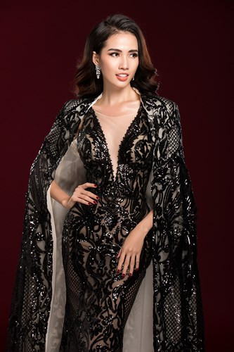 Khả năng giao tiếp bằng tiếng Anh tốt cũng là lợi thế giúp đại diện Việt Nam tự tin trong giao tiếp với các thí sinh khác và được nhận xét là thân thiện, hòa đồng.