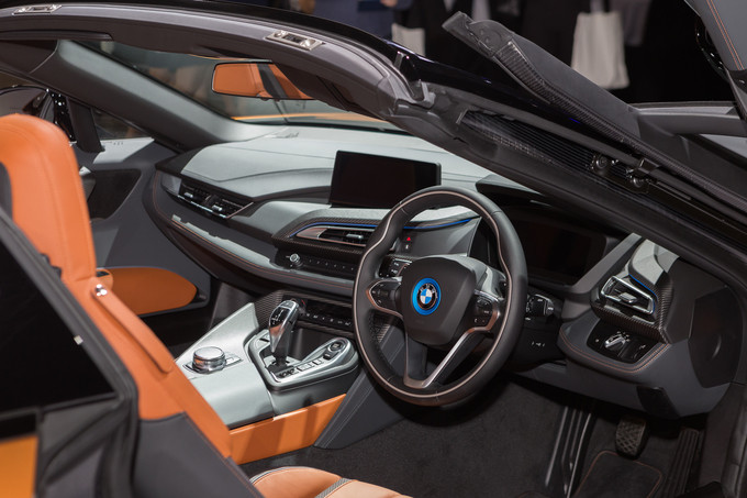 Nội thất của i8 Roadster không khác biệt so với phiên bản mui cứng. Tuy nhiên, dòng xe này chỉ còn thiết lập dạng 2 chỗ ngồi thay vì 2+2 như trước.