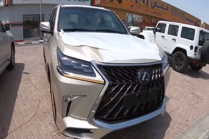  Chiếc LX570 Super Sport đầu tiên với 4 chỗ ngồi được nhập về Việt Nam. 