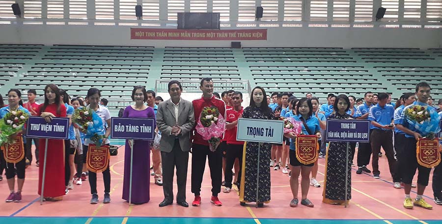  Tặng hoa cho các đơn vị tham gia hội thao. Ảnh: Nguyễn Tú