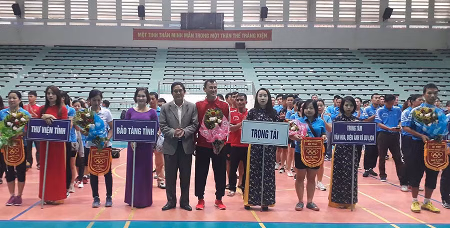  Tặng hoa cho các đơn vị tham gia hội thao. Ảnh: Nguyễn Tú