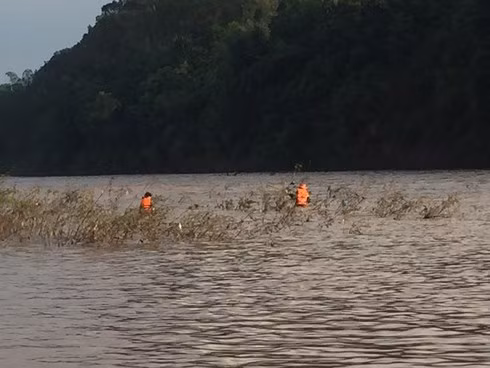 Sau gần 2 ngày, lực lượng cứu hộ cứu nạn mới tìm được thi thể nạn nhân cách ngầm tràn gần 2 km.