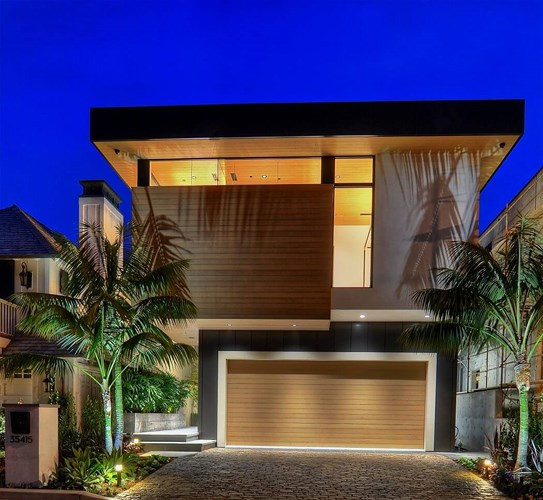 Mặt trước ngôi nhà khi về đêm.