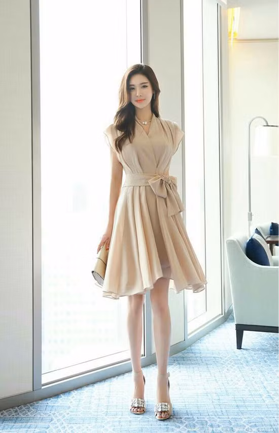  Chi tiết dây lưng vải thắt eo được xử lý một cách sáng tạo giúp kiểu váy cổ điển trở nên đa dạng hơn.