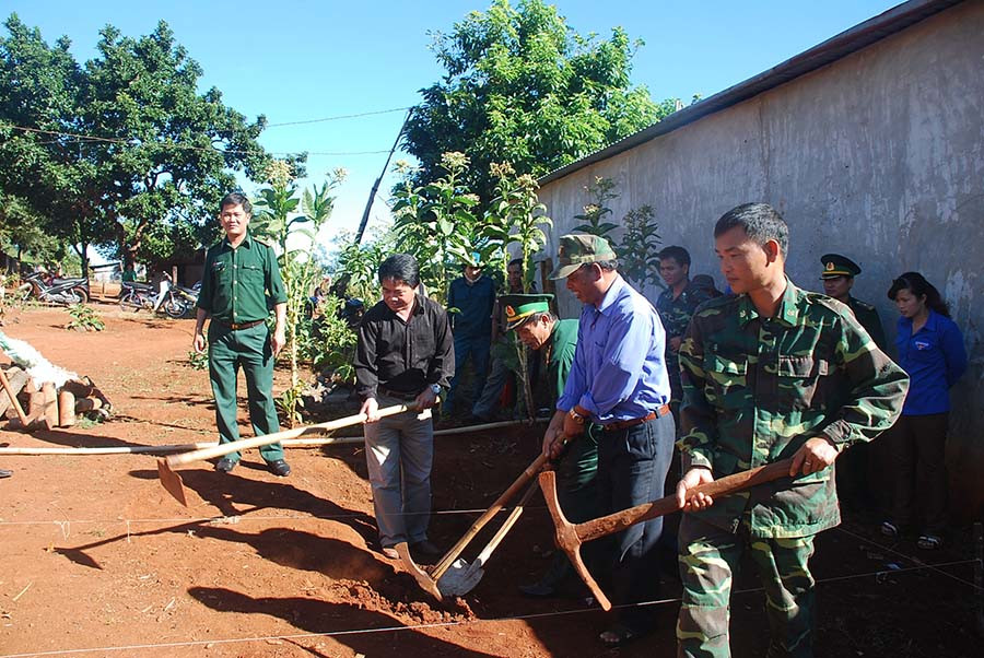  Bộ đội Biên phòng tỉnh giúp người dân xã Ia Dom làm đường giao thông nông thôn. Ảnh: Thái Kim Nga