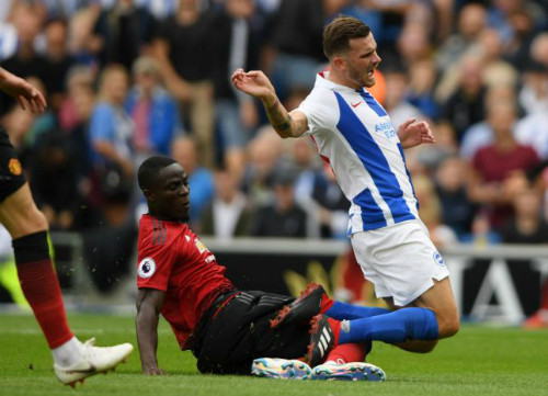  Bailly phạm lỗi với Gross khiến Man Utd nhận bàn thua thứ ba ngay trong hiệp một. Ảnh: AFP.