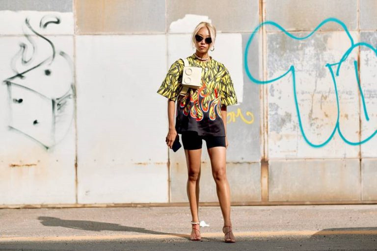 Cycling shorts mang đến vẻ năng động, dễ dàng kết hợp cùng nhiều kiểu dáng trang phục khác nhau. Ngoài ra, phom dáng của mẫu quần đạp xe còn giúp phái nữ kéo dài đôi chân khi diện cùng kiểu áo oversized. 