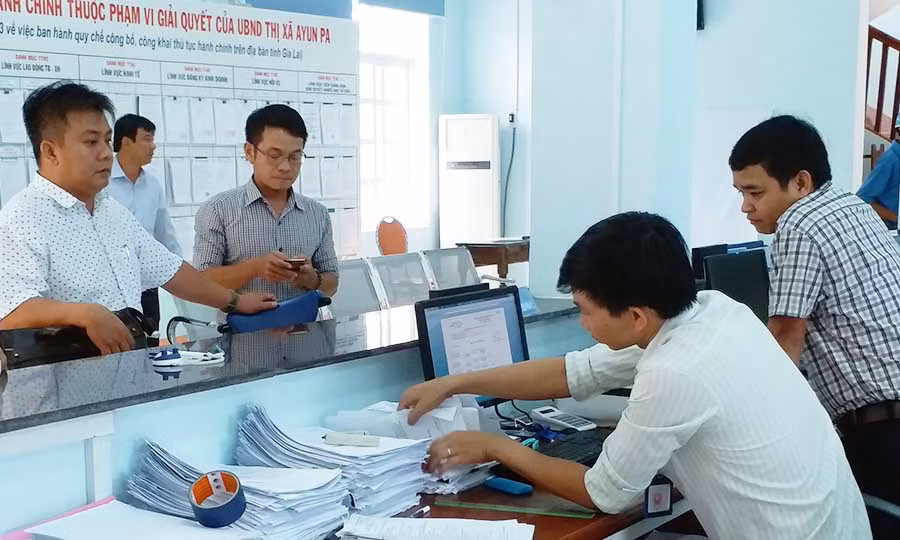  Kiểm tra việc giải quyết thủ tục hành chính tại thị xã Ayun Pa. Ảnh: minh triều